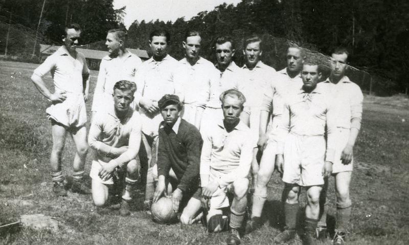 KKE 2291.jpg - Fot. Drużyna piłkarska. Stadion leśny; Gwardia Olsztyn, Witold Kołakowski  – tata Janusza Kołakowskiego; jako bramkarz, Olsztyn, 1946 r.